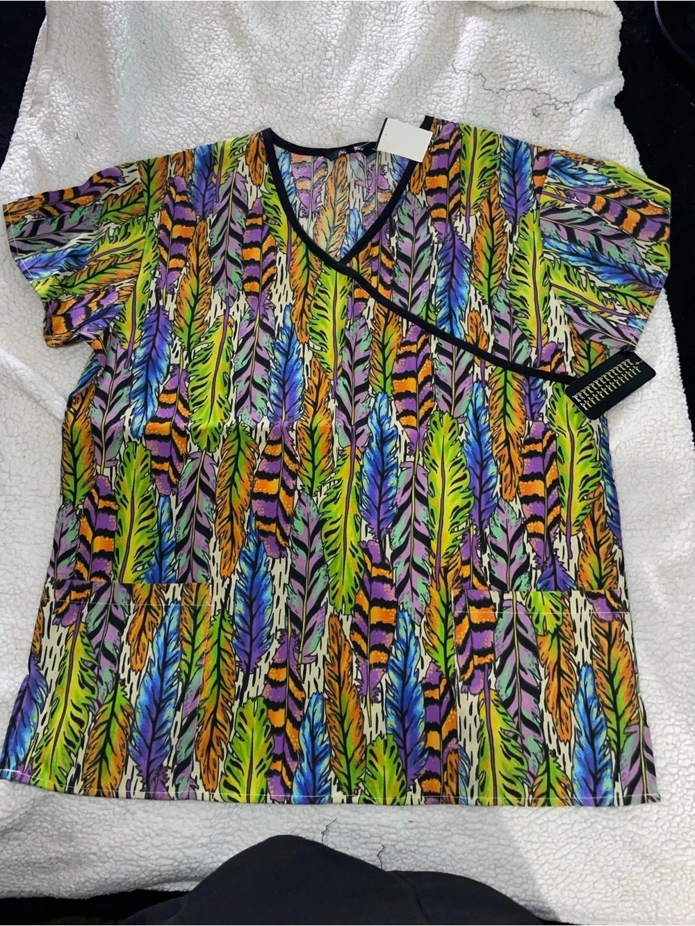 Just Love Feather Print scrub top in Multicolor Size Large NWT